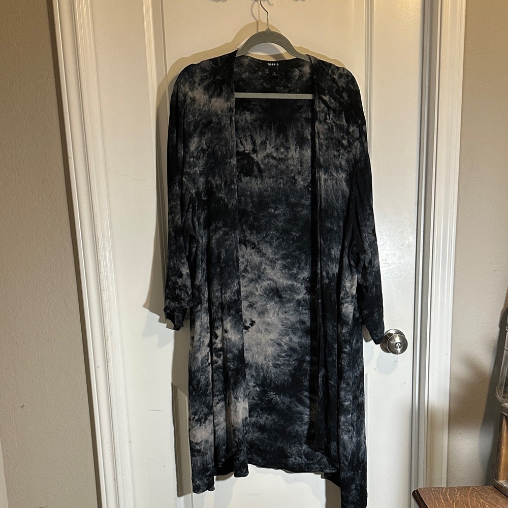 Torrid Black and Gray Tie-Dye Kimono